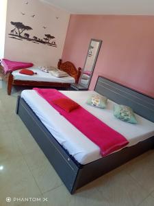 1 dormitorio con 2 camas con sábanas rojas en Sugan Residency, en Kodaikanal