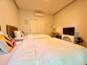 Sky View Home and Hostel Chiangmai客房内的一张或多张床位