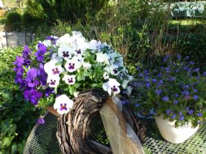 une corbeille de fleurs assise sur une table dans l'établissement Apfelbluete und Paradies, 