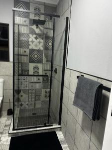 W łazience znajduje się prysznic ze szklanymi drzwiami. w obiekcie Palm Tree Cottage Felixton w mieście Richards Bay