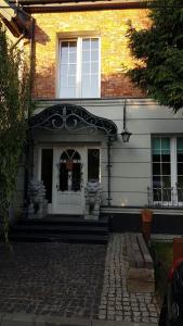 una casa con una puerta blanca y un edificio de ladrillo en A loft apartment in warsaw, en Michałowice