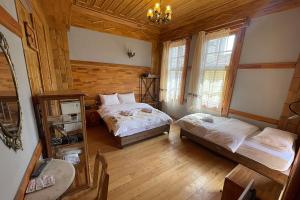 1 dormitorio con 2 camas en una cabaña de madera en Osmanlı Paşa Otel- Konaklama, en Samsun