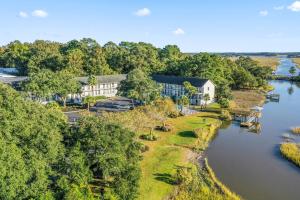 eine Luftansicht eines Gebäudes neben einem Fluss in der Unterkunft Charleston Creekside Inn in Charleston