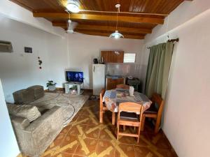 sala de estar con sofá y mesa en Leosan departamento en Puerto Iguazú