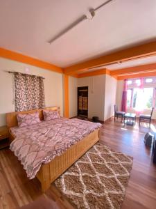 - une chambre avec un lit, une table et des chaises dans l'établissement Taktserholidays, à Tawang