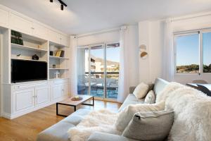 a living room with a couch and a tv at Apartamento Armonia in Torremolinos