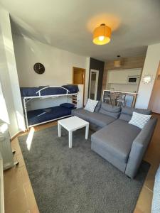 un soggiorno con divano e letto di Apartamento La Duna a Sierra Nevada