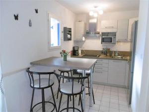 Kuchyňa alebo kuchynka v ubytovaní Maison 3 pièces 4 personnes - Morgane