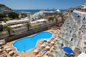 een luchtzicht op een resort met een zwembad bij Grupotel Revoli in Puerto Rico de Gran Canaria