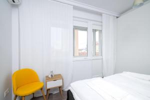 Bright and Stylish 2BD Flat in The City Centre tesisinde bir odada yatak veya yataklar