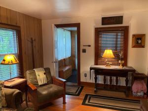 Posezení v ubytování Moose Riverside Bungalow 3BR Home Old Forge NY
