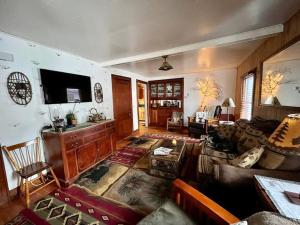 Posezení v ubytování Moose Riverside Bungalow 3BR Home Old Forge NY