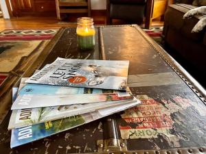 Posezení v ubytování Moose Riverside Bungalow 3BR Home Old Forge NY