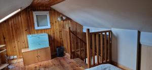 een zolderkamer met een trap en een blauwe dressoir bij Maison spéciale JO in Villepinte