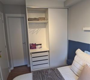 um quarto com uma cama e um closet em Living For Consolação em São Paulo