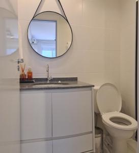 uma casa de banho com um WC e um espelho. em Living For Consolação em São Paulo