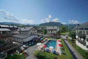 vista para uma cidade com piscina e edifícios em Au Vieux Moulin em Megève