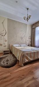 um quarto com uma cama grande e um tecto em Готельно-Ресторанний Комплекс Три Бобри em Litowiż