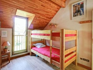 1 Schlafzimmer mit 2 Etagenbetten in einer Hütte in der Unterkunft Appartement Viey, 3 pièces, 7 personnes - FR-1-402-120 in Viey
