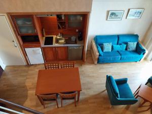 uma sala de estar com um sofá azul e uma mesa em Le Croisic Face Mer em Le Croisic