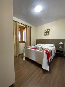 1 dormitorio con 1 cama grande en una habitación en Apartamento Petri, en Gramado