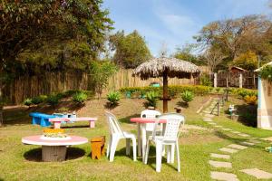 un grupo de sillas y mesas en un patio en Pousada & Camping Recanto dos Anjos Azuis, en Paty do Alferes