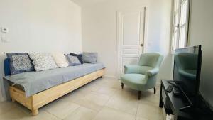 ル・ボワ・プラージュ・アン・レにあるSuperbe villa entièrement équipée avec piscineのベッドと椅子とテレビのある寝室