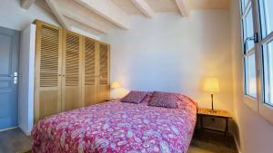 ル・ボワ・プラージュ・アン・レにあるSuperbe villa entièrement équipée avec piscineの大きなベッドと窓のある寝室