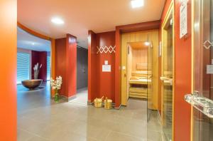 ウィーンにあるIG City Apartments OrchideenParkの廊下(オレンジ色の壁)、バスルーム(バスタブ付)