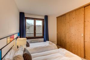 2 camas en una habitación con ventana en Apartment Alpes IV - Alpes Travel - Central Chamonix (sleeps 4), en Chamonix-Mont-Blanc