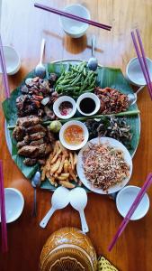 una mesa con un montón de comida en una mesa en Giang Tien Homestay-VuLinh Farmstay ThacBa en Yên Bình