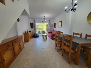 cocina y sala de estar con mesa y sillas en augustha resort, en Islantilla