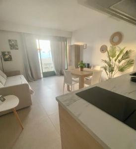a living room with a couch and a table at Casa Palmera in Costa de Antigua