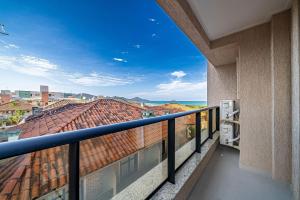 balcón con vistas a la ciudad en 200 - Belíssimo apto Vista Mar sendo 02 suítes, en Bombinhas