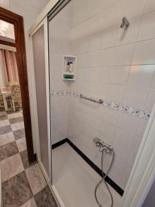 y baño con ducha y puerta de cristal. en Casa Victoria, en Bargas
