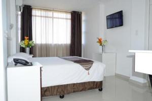 1 dormitorio con cama y ventana en Royal Ushaka, en Durban