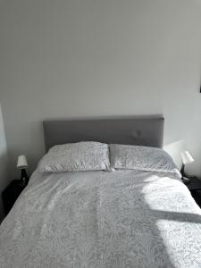 Postel nebo postele na pokoji v ubytování Pineridge Snug