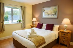 - une chambre avec un grand lit et une fenêtre dans l'établissement Waterfront Self Catering Houses, à Carrick-on-Shannon