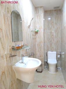 Khách Sạn Hưng Yên في فو كووك: حمام مع حوض ومرحاض