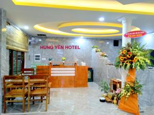 Khách Sạn Hưng Yên في فو كووك: لوبي فندق مع طاولة وكراسي