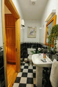 uma casa de banho com um WC branco e um lavatório. em Waterfront Self Catering Houses em Carrick on Shannon