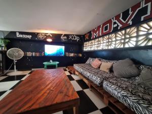 sala de estar con sofá y mesa en Bodhi Hostel & Lounge, en El Valle de Antón