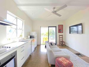 cocina con sofá y ventilador de techo en Bulimba Guest House en Brisbane