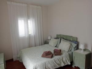 ein Schlafzimmer mit einem Bett mit zwei Handtüchern darauf in der Unterkunft Casa Carmelita in Las Palmas de Gran Canaria + 36 Fotos
