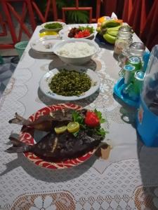 Ngurblut的住宿－Delima Cottage, Ngurbloat Beach，一张桌子,上面有一盘食物和米饭
