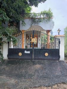 a black gate in front of a house at Full Moon House Tiruvannamalai in Tiruvannāmalai