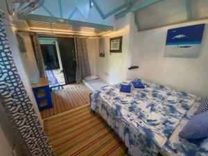 Rúm í herbergi á DJs Beach Resort