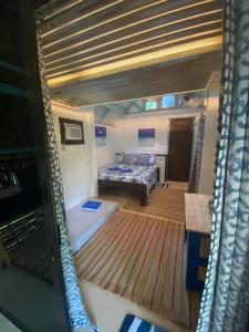 Rúm í herbergi á DJs Beach Resort