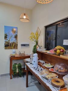 ein Buffet mit Brot und anderen Speisen auf dem Tisch in der Unterkunft Hotel Karanda´y in Villa Concepción