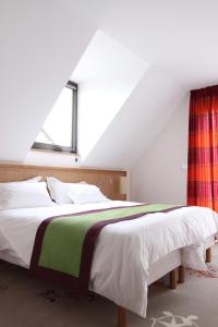 Postel nebo postele na pokoji v ubytování Logis Hotel Restaurant A L'Etoile